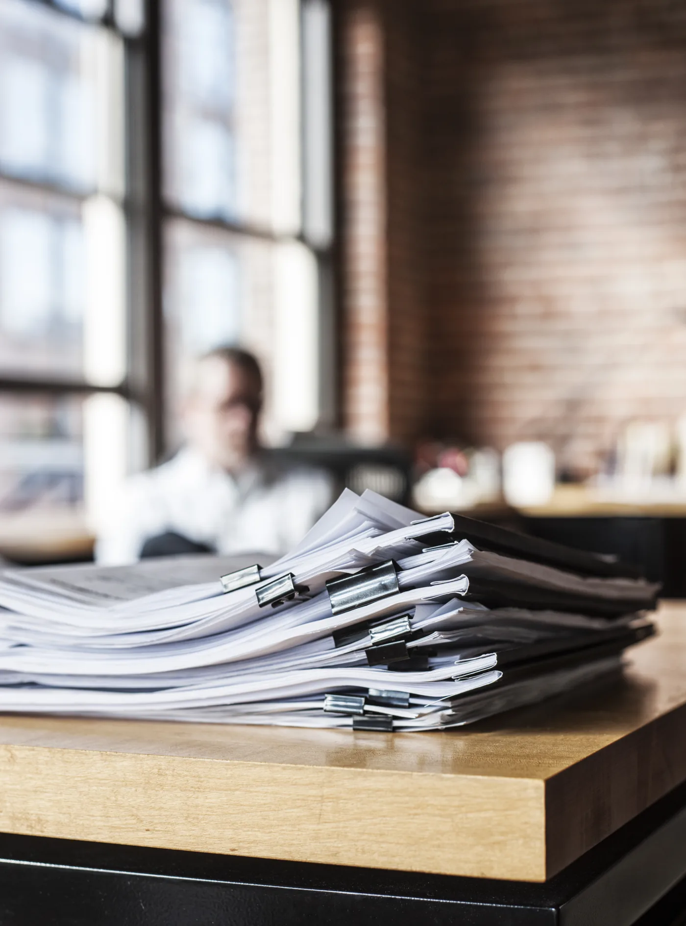 Dossiers classés sur un bureau